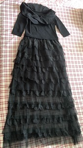 黑色连衣裙，中长袖，蕾丝花边，千层设计但不臃肿，上衣高弹修身