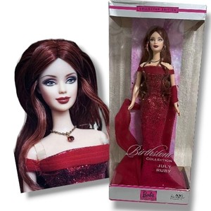 现货这芭比娃娃是“生日石”系列中的七月“红宝石”特别版。她穿