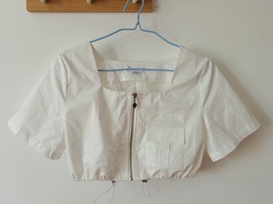 UR白色短袖T恤，拉链可开，五金拉链质感很好，下面有抽绳，胸