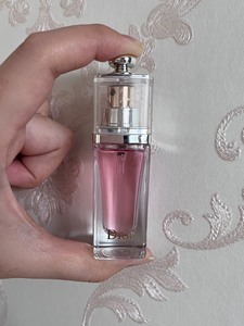 Dior迪奥香水15ml，可以放在包包里喷的，在盖子里试喷了
