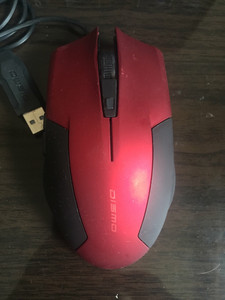 全新正品DISMO迪魔M33游戏鼠标，外观黑红配色，时尚漂亮