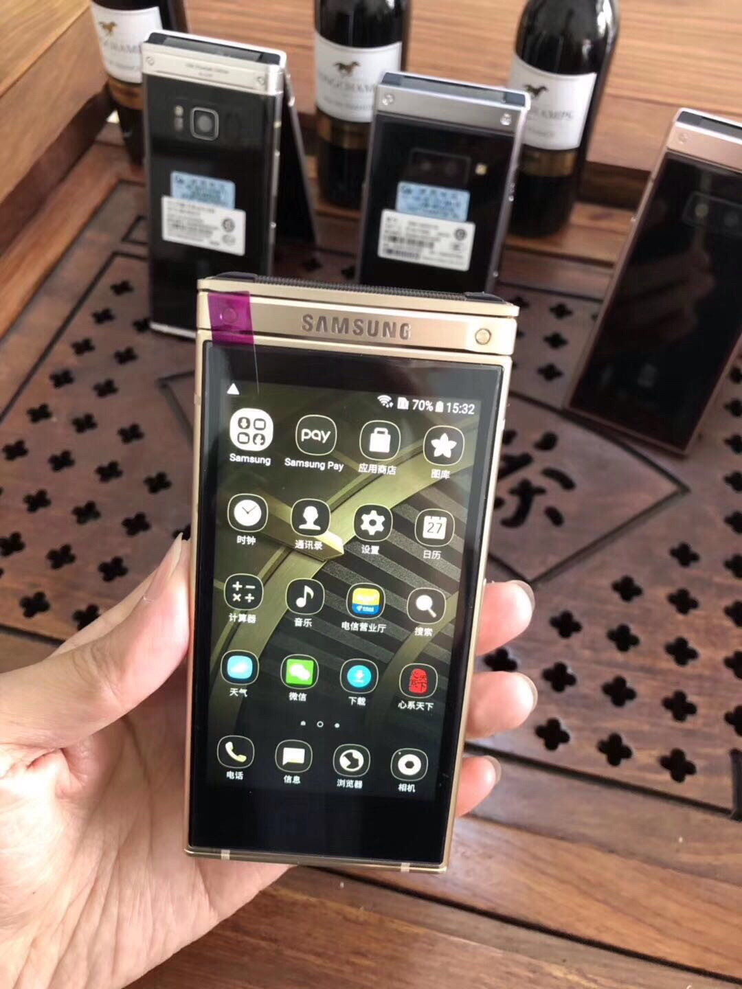 三星w2018同步国行正品优思高配优思w2019翻盖智能手机