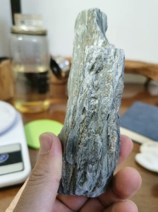 水冲木化石，高15cm，重320g。是一整块树皮形成的。