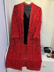 大红色镂空蕾丝长衫 搭配黑色打底穿 只红色外套50 里面黑色