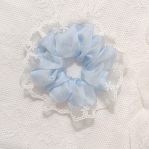 淡蓝色雪纺纱蕾丝大肠发圈，布料微透比较仙气的感觉。