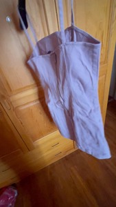 HM紫色牛仔短裙，图片和视频拍着挺肥但是上身很瘦就是修身，只