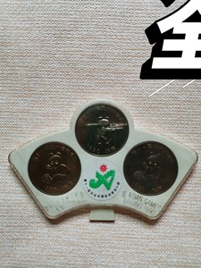体育纪念章1990年北京亚运会三联纪念章，9品。因为是老物件