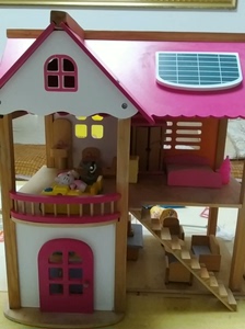 存实木玩具房子娃娃家，小孩子很喜欢玩的过家家游戏！放在家里不