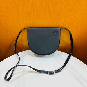 Loewe 罗意威黑色 Heel中号马鞍马蹄包半圆翻盖斜挎包