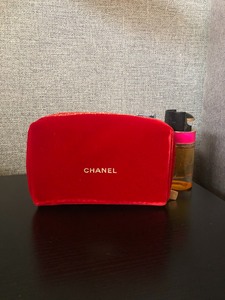 香奈儿红色丝绒化妆包。专柜赠品。没有纸盒，尺寸16.5*10