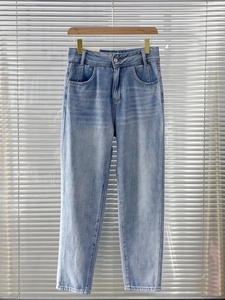 浅蓝色微侉牛仔裤一条，质地柔软，厚度适中，春夏秋穿都合适，版