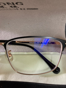 精功半框防蓝光近视眼镜，店里配的800多，度数配低了，换了新