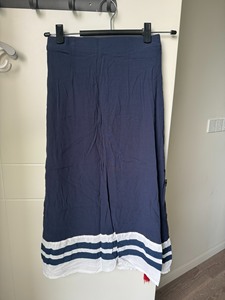 H&M蓝色半身长裙特别适合夏天，料子轻薄有质感，逛街穿简直摇