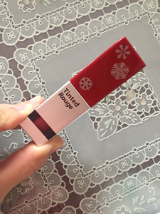 稚优泉唇釉2018年双十一买的，圣诞限定礼盒里的，这只颜色不