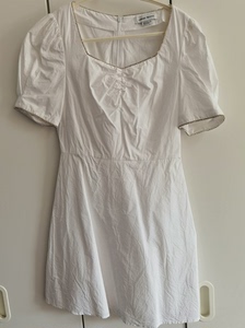 UR 夏季乖乖女纯白连衣裙，领子和袖子边有银色小珠边，洗完压
