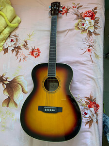 阿瓦雷斯  Alvarez吉他，使用过几次，