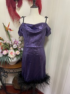 迪莱丽小礼服裙，深紫色亮片高贵典雅，露肩带袖，即性感又遮肉，