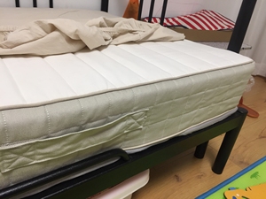 宜家 哈斯洛 弹簧床垫90✖️200 一直床罩包着   质量