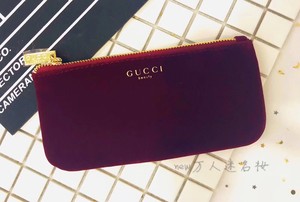 Gucci 暗红丝绒小号化妆包，也可作为手拿包哦！80元！全