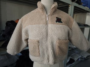 FILA斐乐童装小熊羊羔绒外套，舒适保暖，时尚可爱。精选优质