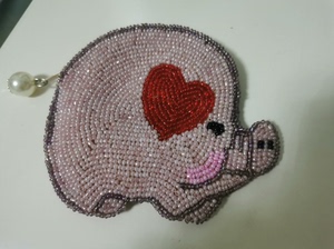 手工珠珠粉色猪猪零钱包，两面都是一样的串珠，宽9.5cm左右