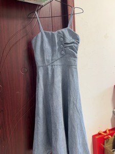 全新蓝色灯芯绒吊带长裙，裙子很新吊牌也在是S码的本人长胖了穿
