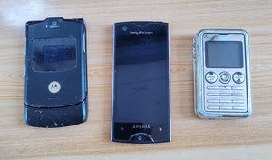 两个配件手机，索尼ST18i小巧玲珑，  摩托罗拉V3，电源