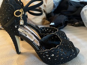 唯品会购买的欧洲意大利莫蕾蔻蕾品牌高跟女鞋，黑色镶有水钻，3