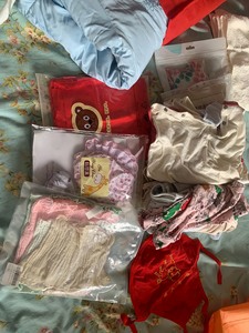 婴儿用品：接出院的红布，婴儿帽，手套，肚兜，肚围，哈衣服，连