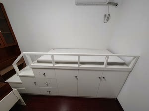 儿童床，大储物空间。纯实木钢琴烤漆，床很重很踏实。白色。无刮