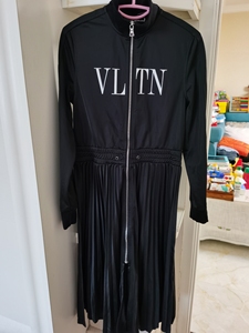 华伦天奴 VLTN 高质量同款连衣裙，质量厚度超好。春秋款。