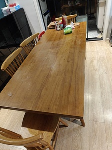 实木木餐桌+4把椅子+1把长凳，桌子尺寸2米*0.8米，高0