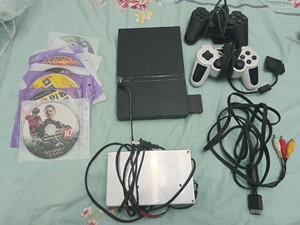 ps2游戏主机+两个手柄，有一个圆的按键坏了+20多张游戏碟