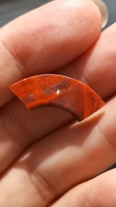 战国红缟玛瑙环，打磨光气和颜色一流，虽然是标本，级别不低。长