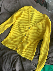 辣妹bm风短开衫针织衫，低领系扣明黄色性感小毛衣，100斤以