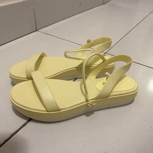 全新小CK鹅黄色凉鞋，39码正，原价899买的