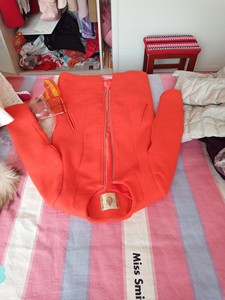 茵佳妮橘红色风衣外套，是厚实的外套，搭配茵佳妮蕾丝裙，在实体
