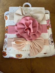 女宝宝毯子头花/包头巾礼品套装。购于美国，全新。毯子76cm