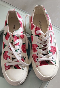 WESTLINK西遇门店买的草莓帆布鞋，穿了一两次就小了[捂