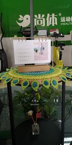 苏苏姐家孔雀羽坐垫全新现货一个，原版材料包钩织。