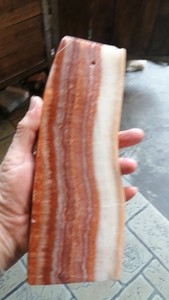 广西省天然的富贵肉石：腊肉。（像猪的后腿肉）。形状逼真。有皮