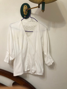 女式白色中袖衬衫，成色如图，穿很少次数，胸围90cm，100