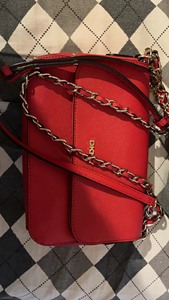 出自用的DKNY挎包一个，红色的，2015购入于美国梅西百货