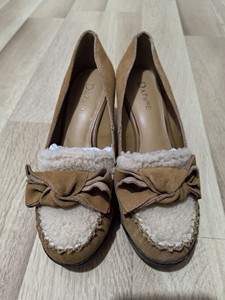 达芙妮高平跟麂皮蝴蝶结玛丽珍鞋 二层牛皮绒面革 质量很棒 舒