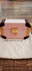迪桑娜小箱子包，拼色超级漂亮，拎着它出街，你就是街上最靓的崽