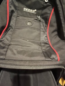 出DEEKO品牌的黑色双肩摄影包。款式为：包中包，最下面是个