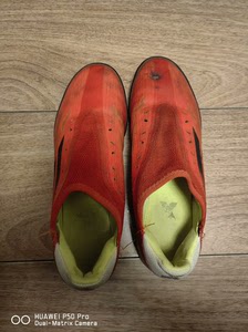 阿迪足球鞋x系列的碎钉，41又三分之一码，有鞋带回去自己穿，