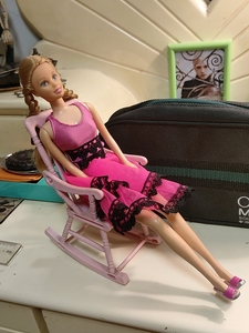 摇椅和芭比娃娃，芭比高度29厘米左右，腿部关节，四肢和头可动
