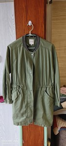 美特斯邦威的一个军绿色外套，帆布的料子，不是很厚。很休闲很中