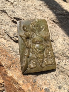天然缅甸翡翠关公玉牌，纯手工雕刻，尺寸长宽厚约6.55*4.
